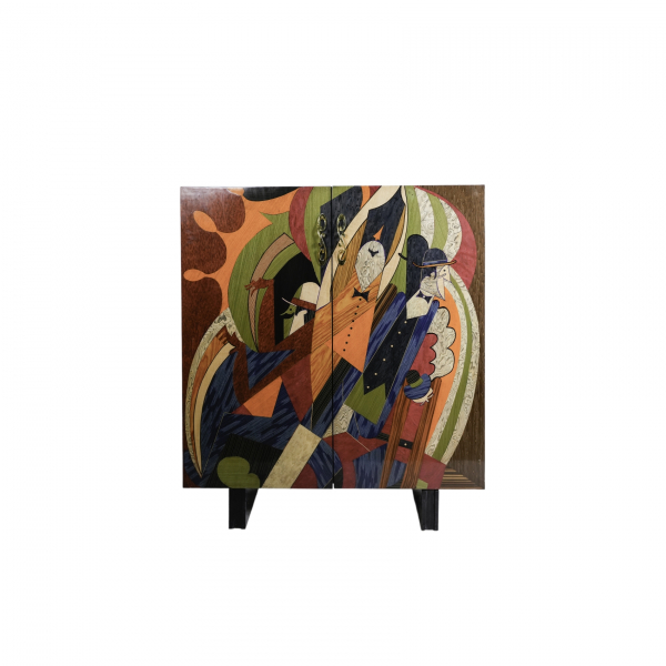 Aparador estilo Mid Century realizado en madera chapada con marqueter&iacute;a en diferentes tonos con motivos de personajes al frente, s.XX.