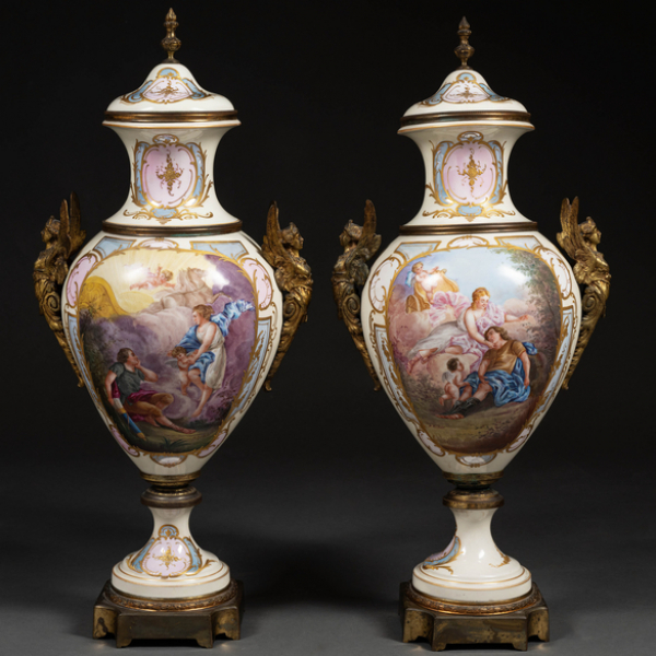 Pareja de jarrones estilo Luís XVI en porcelana estilo Sévres con aplicaciones en bronce dorado de mujeres aladas. Siglo XIX