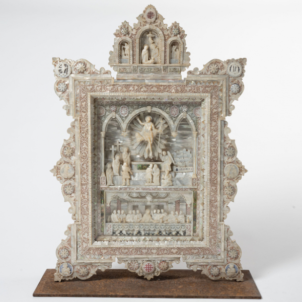 Importante icono tallado en madreperla representando la resurrección de Cristo, la Santa Cena y nacimiento de Jesús.  Escuela de Jerusalén del finales del siglo XIX-XX. 