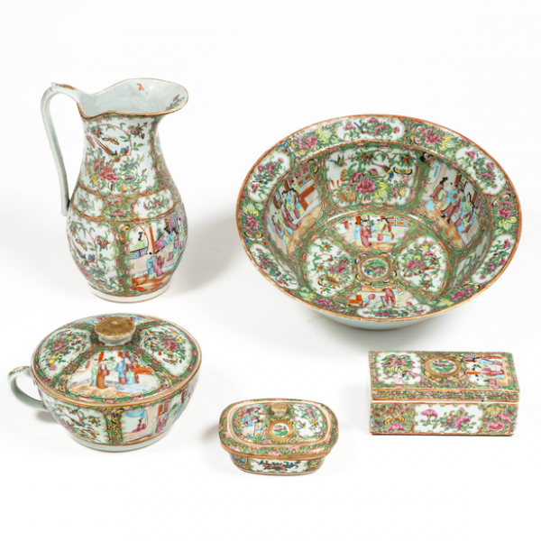 Set en porcelana china de cantón familia rosa para la exportación del siglo XIX. Compuesto por jabonera, caja de escritorio, sopera, jarra y palangana.