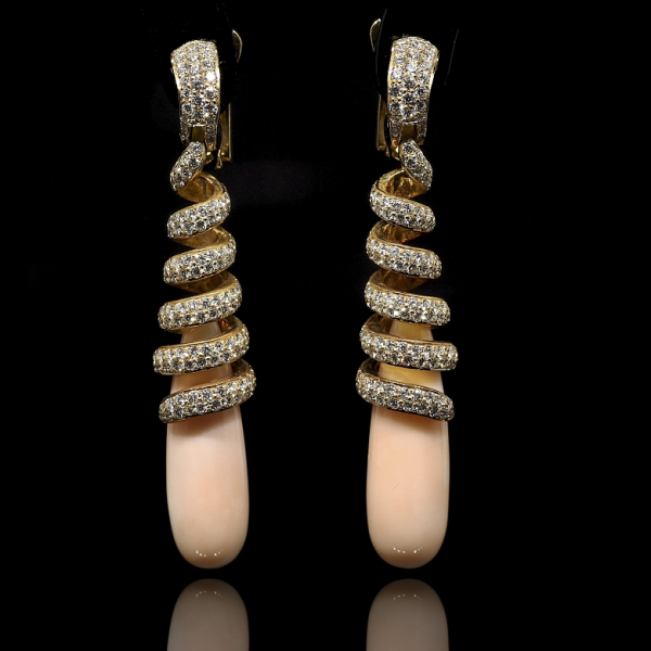Pendientes largos de oro amarillo de 18K con diamantes y coral rosa.  