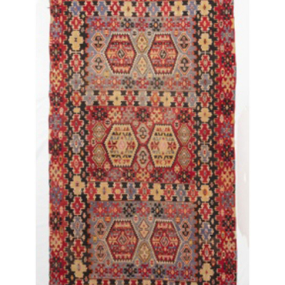 Kilim con decoración geométrica en tonos azules, granates, verdes, negro y beige.  Época: S. XX