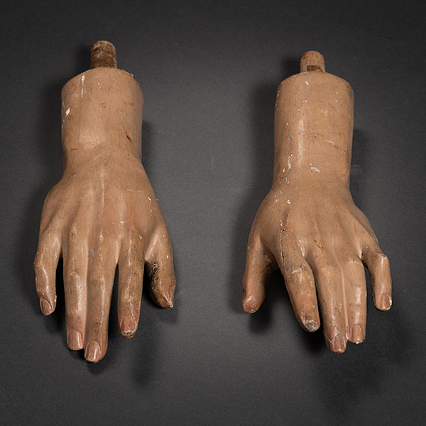 Pareja de manos en madera tallada y policromada del siglo XIX.