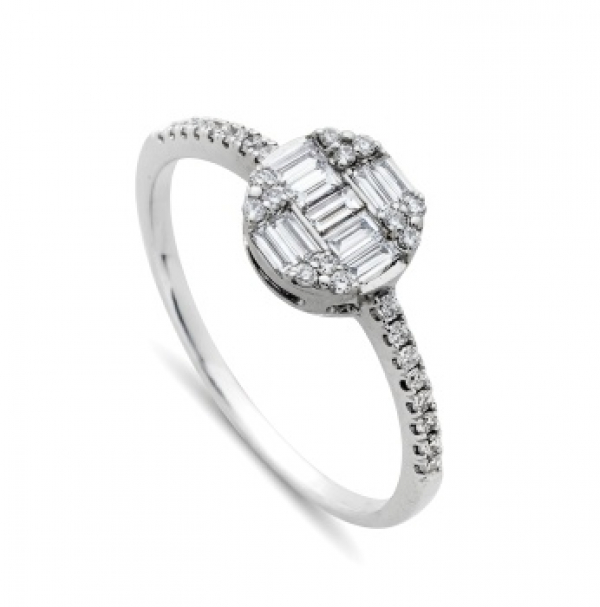 Sortija en oro blanco con diamentes talla baguette y diamantes talla brillante con un peso de 0,42 cts. aprox.