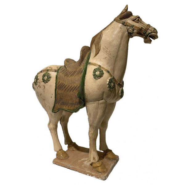 Figura de caballo de cerámica vidriada. China. Sancai, Dinastía Tang (618-907 d.C.).
