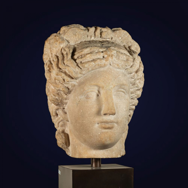 Excepcional Cabeza de Apolo Belvedere en mármol del siglo XVI, según modelos de la Antigua Grecia - Italia, Trabajo Romano del Renacimiento tardío, principios siglo XVII.