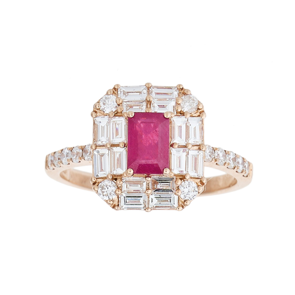 Sortija rosetón en oro rosa y rubí talla esmeralda con doble orla y brazos de diamantes tallas brillante y baguette.