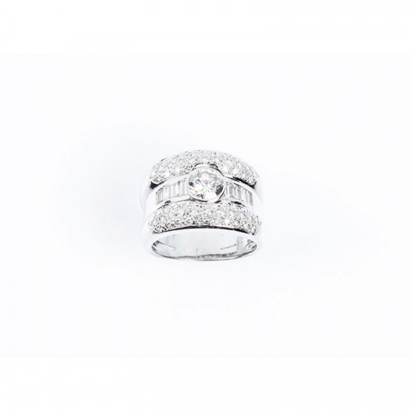 Sortija ancha en sólida montura de oro blanco, con un limpio y blanco diamante central, talla brillante, de 0.90 ct aprox
