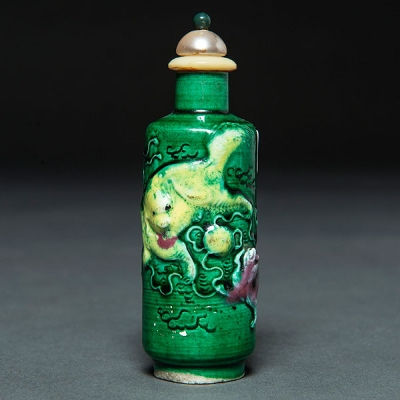 Snuff Chino en porcelana verde con leones Foó en relieve. Trabajo Chino, Siglo XIX-XX. 