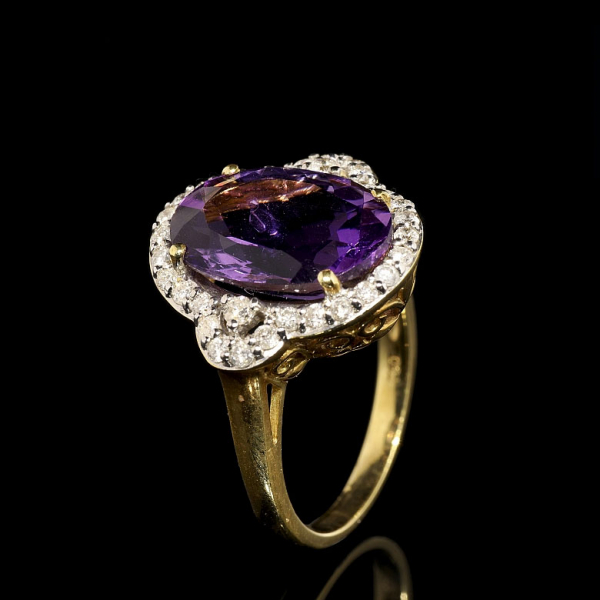Anillo con amatista y diamantes en oro amarillo de 18 kt.   