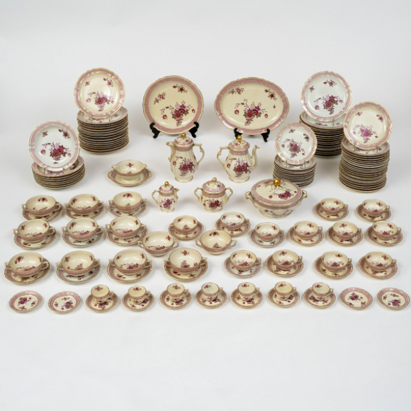 Vajilla en porcelana francesa de Limoges modelo &quot;Nankin&quot; decorado por L. Bernardaud.