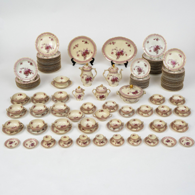 Vajilla en porcelana francesa de Limoges modelo &quot;Nankin&quot; decorado por L. Bernardaud.