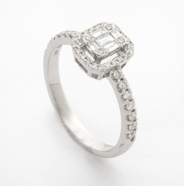 Sortija en oro blanco con diamantes centrales talla baguette, orla de diamantes talla brillante