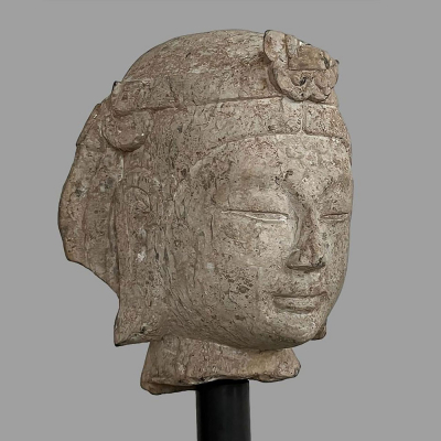 Cabeza del Bodhisattva Avalokitésvara “Kwan Yin” de belleza juvenil. Dinastía Qi del Norte 550 a 577 (dinastía Qi del Norte) “Bei Qi”.  