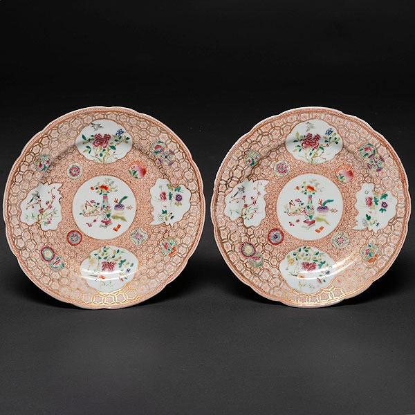 Pareja de platos en porcelana china familia rosa. Trabajo Chino, Finales del siglo XIX
