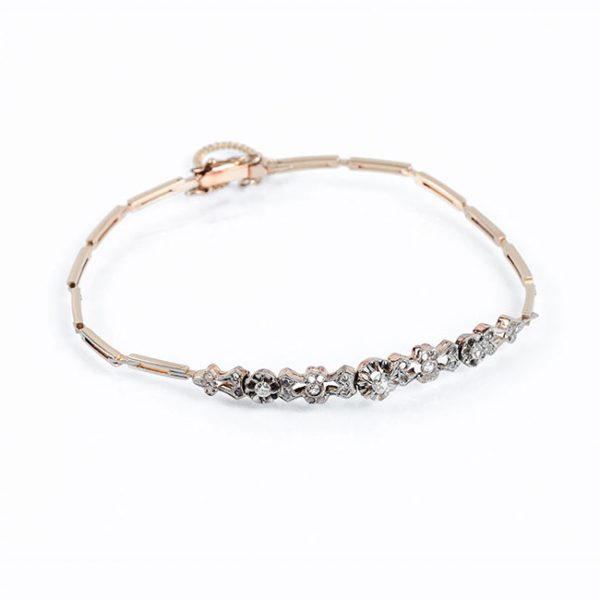 Pulserita antigua en delicada montura de oro rosa 18 K con vistas grafiladas de platino y tres centros de diamantes 