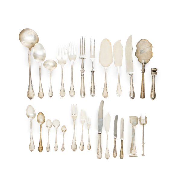 Cubertería en plata española punzonada con diferentes contrastes, s.XX. 137 piezas.