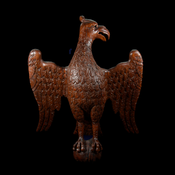 Grande y Decorativa Águila Tudor Inglesa en Roble para remate de Palacio nobiliario o Catedral en con alas desplegadas, siglo XVI - XVII.