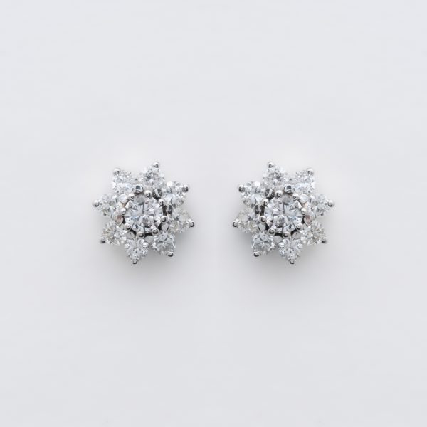 Pendientes rosetón en oro blanco con diamantes talla brillante engastados en chatón.