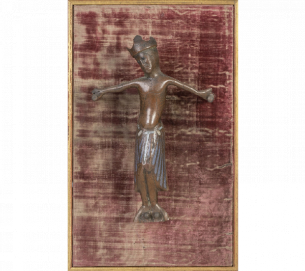 Cristo crucificado románico de bronce con esmaltes champlevé en azul.  Limoges, S. XII y XIII. 