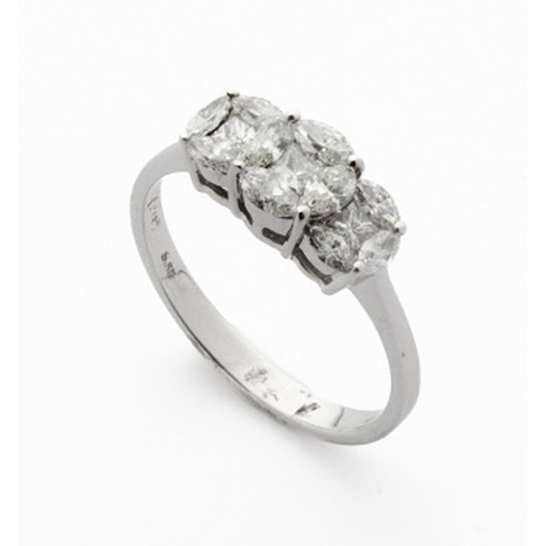 Sortija en oro blanco con 3 diamantes talla brillante centrales orlados de diamantes talla marquesa  