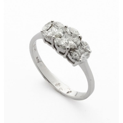 Sortija en oro blanco con 3 diamantes talla brillante centrales orlados de diamantes talla marquesa  