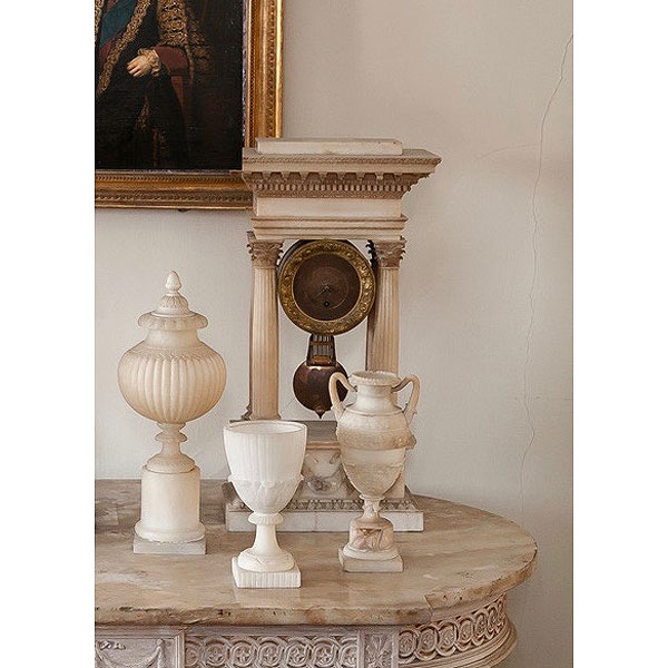 Reloj de sobremesa de &quot;Pórtico&quot; en alabastro S.XIX