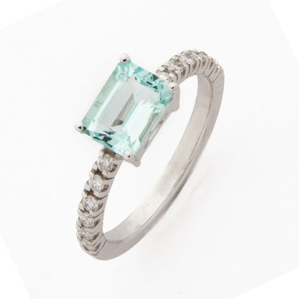 Sortija en oro blanco con aguamarina central de 1,50 cts. y diamantes talla brillante