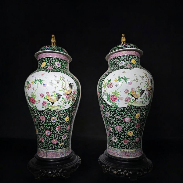 Par de Jarrones de Porcelana Estilo Famille Verte, Francia, Siglo XIX. 