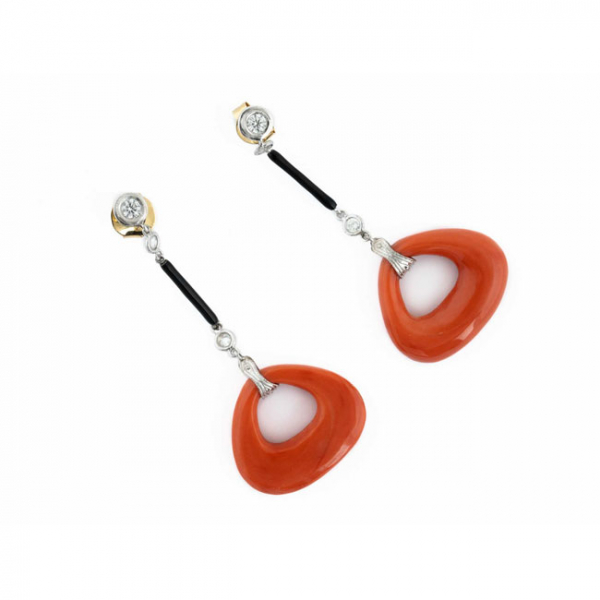 Bellos pendientes largos de estilo 'art-decó', en oro blanco, decorados en cascada de limpios y blancos diamantes