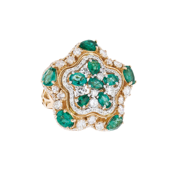 Sortija diseño flor en oro con diamantes talla brillante y esmeraldas tallas perilla y oval.