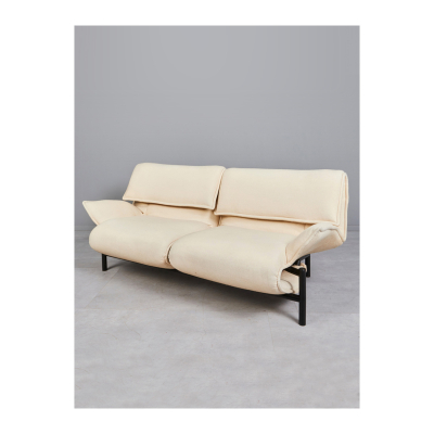 Vico Magistretti (Milán, Italia, 1920-2006) para Cassina. Sofá reclinable modelo «Veranda» con estructura tubular lacada en negro y asientos tapizados en lana de tonalidad beige.