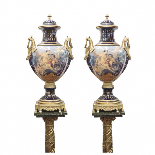 Pareja de jarrones en porcelana al estilo Sèvres. S. XX. 