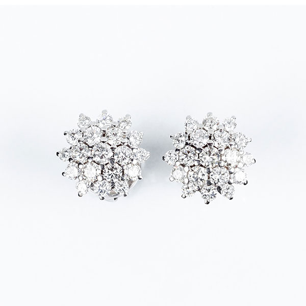 Pendientes en oro blanco 18 K, en rosetón cuajado de limpios y blancos diamantes talla brillante, en garras.