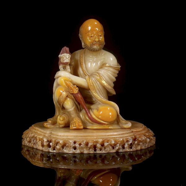 Figura de Shoushan "Luohan en reposo", dinastía Qing. Realizada en piedra Shoushan de múltiples matices