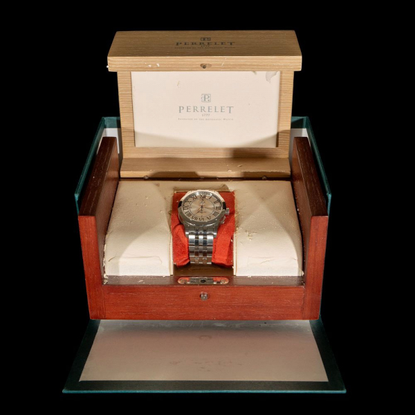 Reloj de acero automático marca Perrelet.