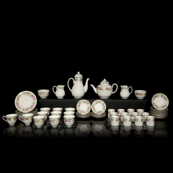 Juego de té y café de porcelana Royal Worcester, con decoración floral. S.XX. 