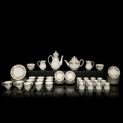 Juego de té y café de porcelana Royal Worcester, con decoración floral. S.XX. 