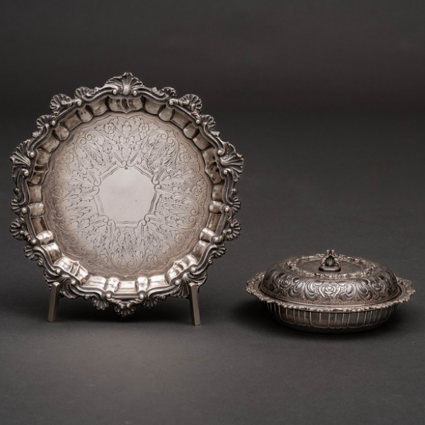 Conjunto de centro y bandeja en plata española y punzonada del siglo XX.