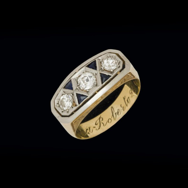Anillo de oro amarillo 18 K para caballero, tresillo de diamantes y zafiros. 