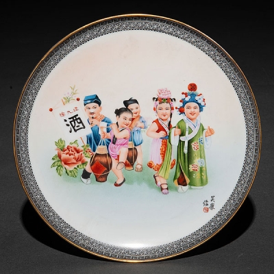 &quot;Niños de Fiesta&quot; Plato en porcelana china. Trabajo Chino, Siglo XX