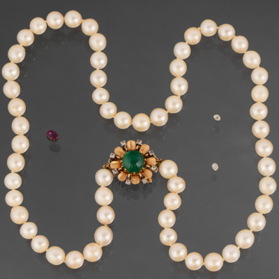 Collar de perlas cultivadas de 0,5 cm con cierre en forma de flor en oro amarillo de 18kt con piedra verde en cabujón.