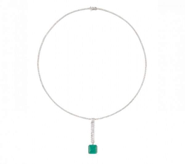 Collar de brillantes y esmeralda, con diseño de rivière completa de brillantes engastados en garras, y centro de esmeralda cuadrangular colgante de barra de baguettes.   En oro blanco de 18K. 
