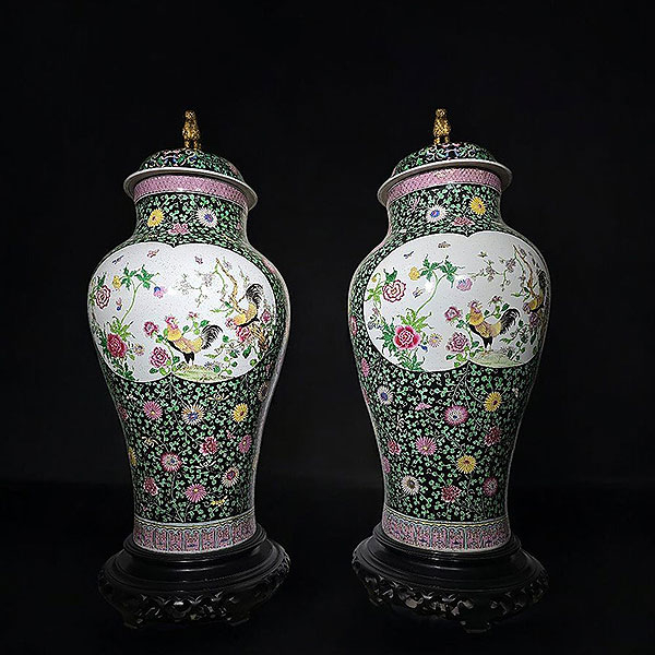 Par de Jarrones de Porcelana Estilo Famille Verte, Francia, Siglo XIX.