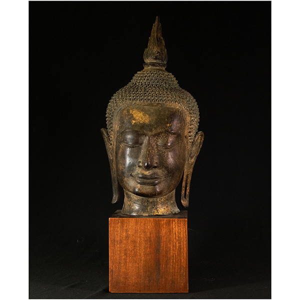 Gran Cabeza de Buda en bronce dorado, Camboya, siglo XVII.