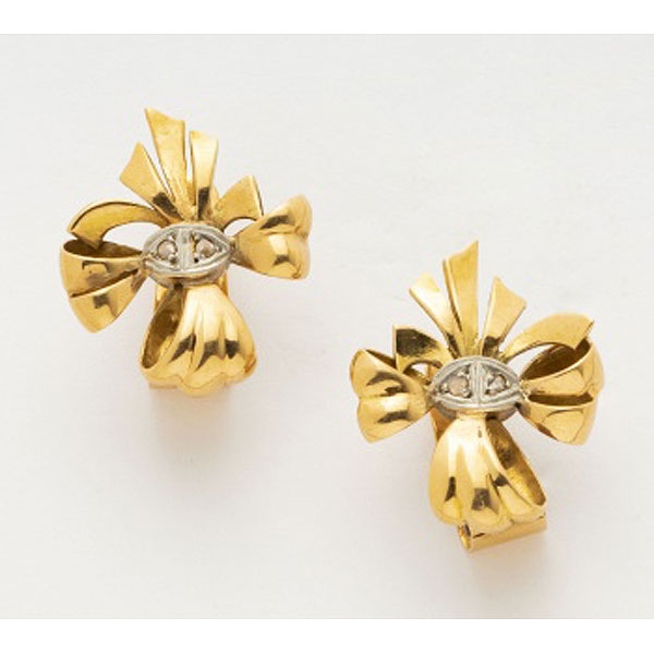 Pendientes en oro amarillo en forma de flor con diamantes centrales. Chevalier.