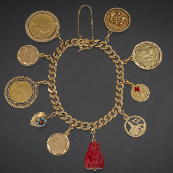 Pulsera barbada años 60 en oro amarillo de 18 kt con monedas en forma de colgante y buda en coral rojo tallado.