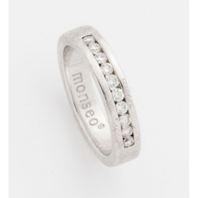 Media alianza en oro blanco con diamantes talla brillante con un peso total de 0.30 cts. aprox.