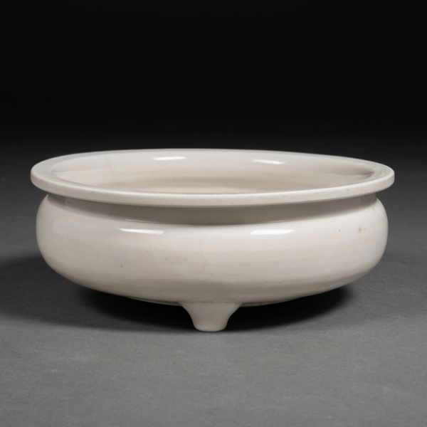 Incensario circular en porcelana china color blanco. Trabajo Chino, Finales del siglo XIX-XX