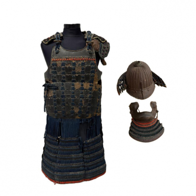 Parte de armadura japonesa samurai Tosei Gusoku. Realizada en hierro, cuero y textil. Japón, Periodo Edo (1603-1868), 1ª mitad del S. XIX.